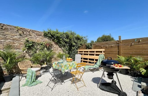 Saint-Brieuc Apartment | L'Évasion Tropicale, Queen Size, Jardin & Gare
