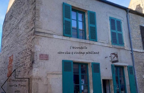 Noyers-sur-Serein Apartment | l'Hirondelle sur la Porte