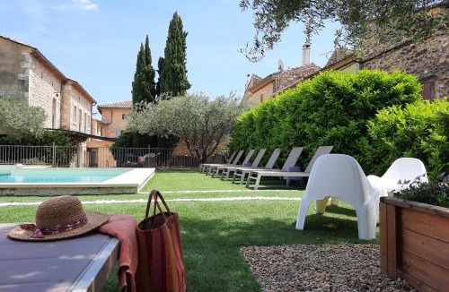 Saint-Hilaire-d'Ozilhan House | L'Ostal Saint Hilaire d'Ozilhan - Bed & Breakfast