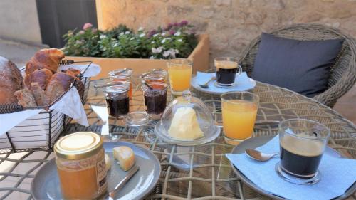 Saint-Hilaire-d'Ozilhan House | L'Ostal Saint Hilaire d'Ozilhan - Bed & Breakfast