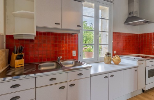 La Boissiere-d’Ans House | La Barge – Charming Apartment with Shared Pool in the Heart of the Château