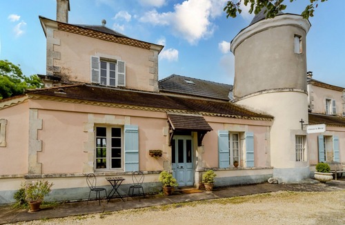 La Boissiere-d’Ans House | La Barge – Charming Apartment with Shared Pool in the Heart of the Château