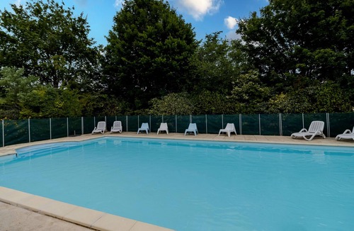 La Boissiere-d’Ans House | La Barge – Charming Apartment with Shared Pool in the Heart of the Château