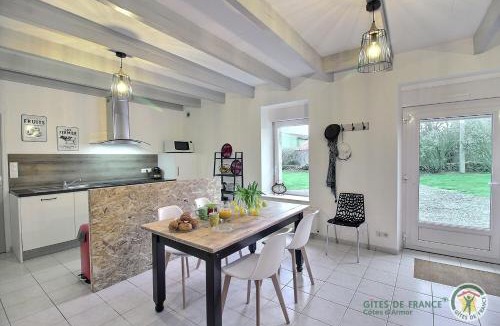 Saint-Jean-Kerdaniel House | La balançoire