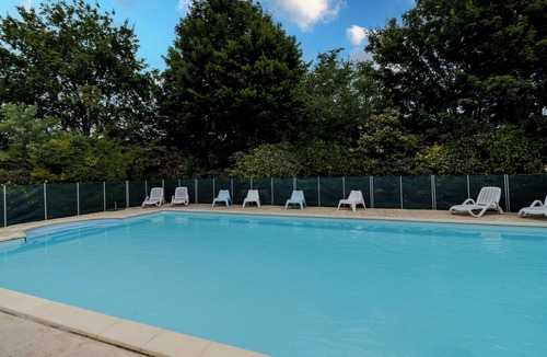 La Boissiere-d’Ans House | La Barge – Charming Apartment with Shared Pool in the Heart of the Château