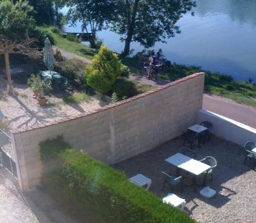 Laroche-Saint-Cydroine Apartment | La Berge Meublé de tourisme 2 étoiles
