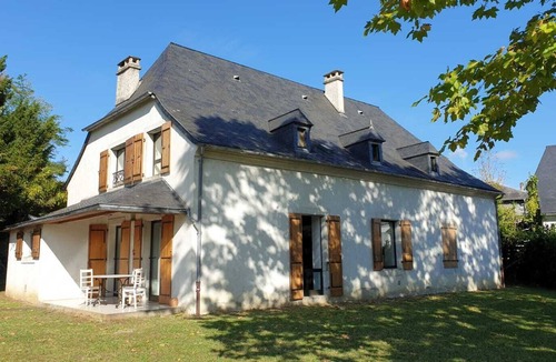 Lourdes House | La Bergerie: spacious house with large garden, view of the Pyrenees (wifi)