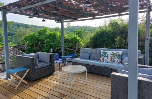 Bruniquel Apartment | La Cachette des Amoureux, Charming Stone House with Jacuzzi
