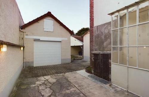 Romilly-sur-Seine House | La Champenoise - Private Garden with Covered Patio