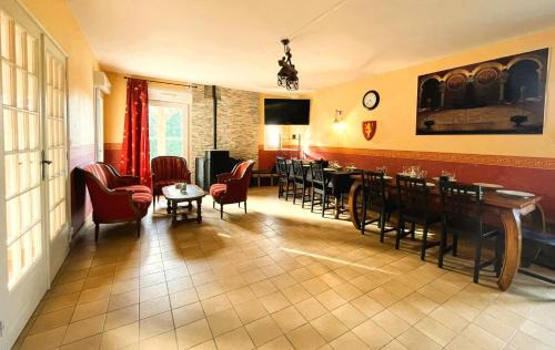 Saint-Etienne-du-Gue-de-l'Isle House | La Taverne des Légendes - gîte de groupe en Centre Bretagne