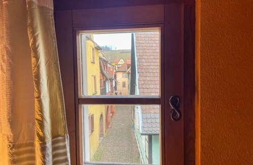 Riquewihr Apartment | La Maison Bleue - Historic house in the heart of Riquewihr. "Le Renard" 2 guest flat