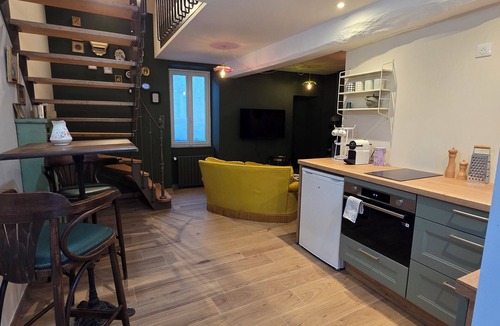 Fontenay-pres-Chablis Apartment | La Petite Preuse, a small Chablis with jacuzzi
