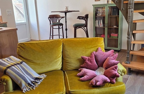 Fontenay-pres-Chablis Apartment | La Petite Preuse, a small Chablis with jacuzzi