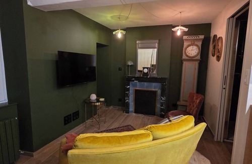 Fontenay-pres-Chablis Apartment | La Petite Preuse, a small Chablis with jacuzzi