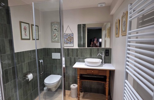 Fontenay-pres-Chablis Apartment | La Petite Preuse, a small Chablis with jacuzzi
