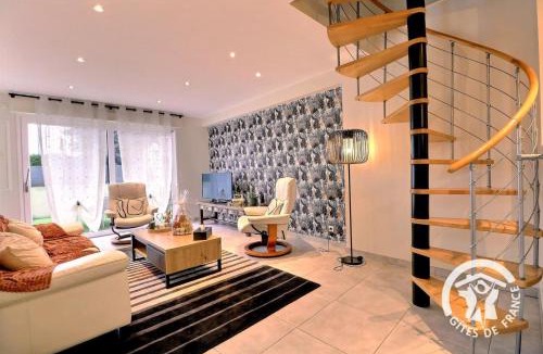 Saint-Jouan-des-Guerets House | La petite motte