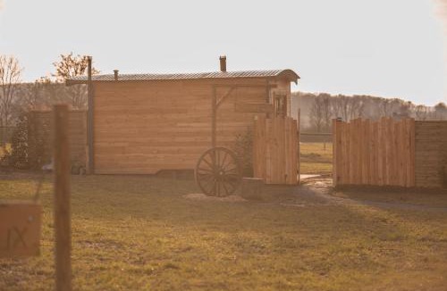 Blamont Cabin | La Roulotte - Bain Nordique - Sauna et Animaux