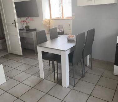 Bleigny-le-Carreau House | La Solangette, petite maison confortable et calme