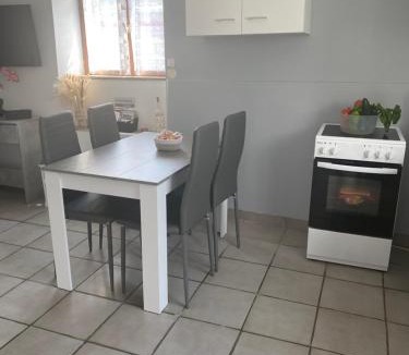Bleigny-le-Carreau House | La Solangette, petite maison confortable et calme