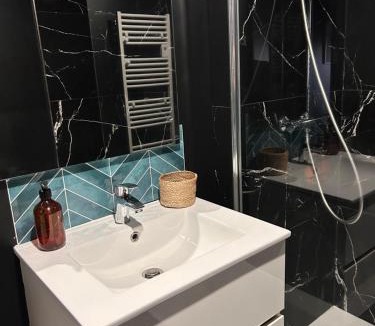 Champigneulles Apartment | la suite prestige avec SPA SAUNA NETFLIX JARDIN