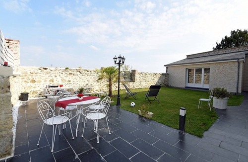 Laon Apartment | Laon - Duplex "Poppies" with Garden and Private Spa