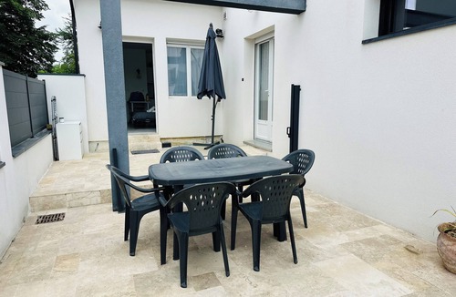 Villenave-d'Ornon House | Large 10-bedroom house - Jacuzzi - Garden - Near Bordeaux & Tram