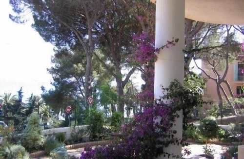 Bandol Apartment | Large apartment , 1st floor, small garden, beach at 150 m. splendid view