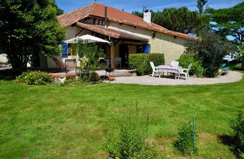 Demu House | Large bucolic cottage.