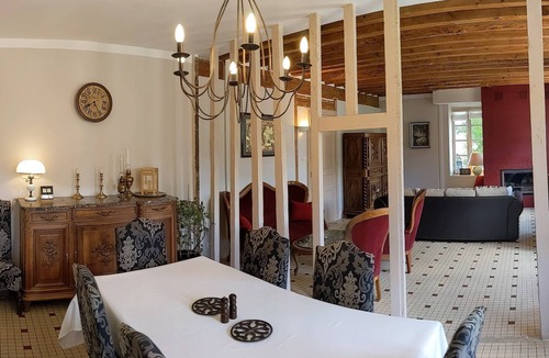 Montaillou Bed & Breakfast | Large double guest room for families
