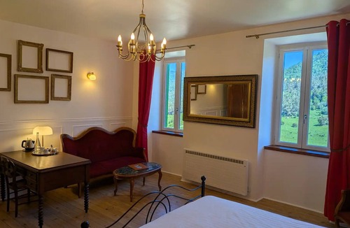 Montaillou Bed & Breakfast | Large elegant and comfortable guest room