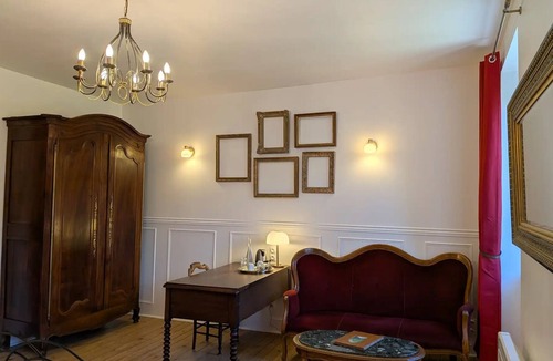 Montaillou Bed & Breakfast | Large elegant and comfortable guest room