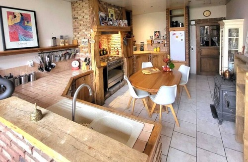 Parfondeval House | Large family home with 6 bedrooms, hottub, large garden and games room