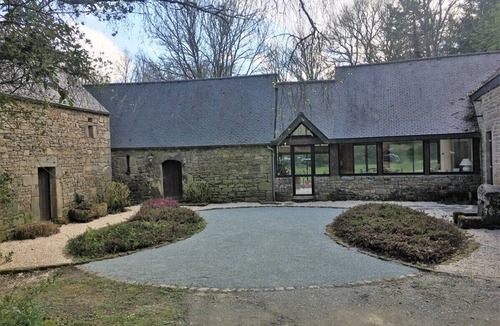 Plounerin House | Large gîte with private covered and heated swimming pool, week and weekend rentals.