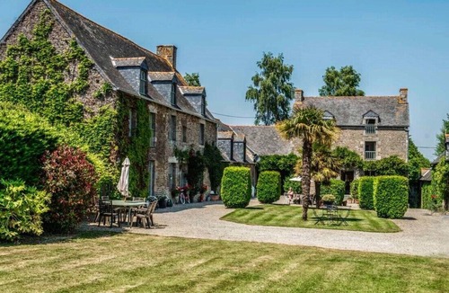 Saint-Helen House | Large house, sleeps 12, shared pool.