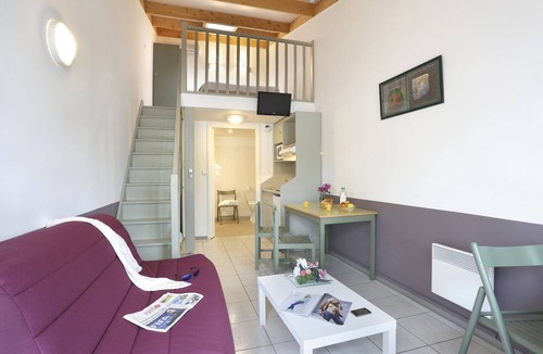 Merville Apartment | Large Mezzanine Stay for 6 in Merville