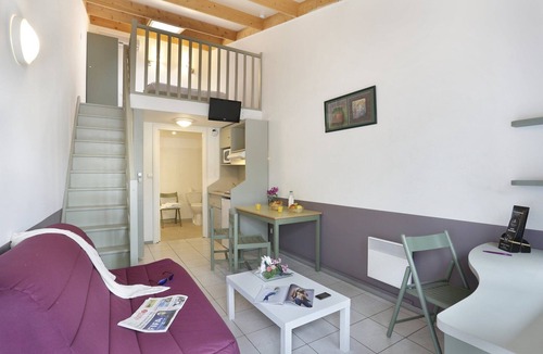 Merville Apartment | Large Mezzanine Stay for 6 in Merville