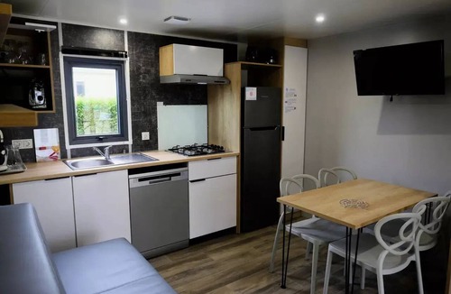 Sadirac House | Laurier Mobile Home: 3 Rooms, Sleeps 4, Air-Conditioned + TV, 2 Bathrooms