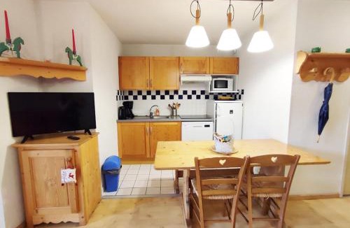 Bagneres-de-Luchon Apartment | Le 102, T3 pour 5 personnes, vue montagne, classé 2 étoiles NF, parking, piscine en été
