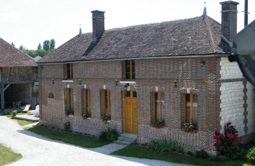 Bucey-en-Othe House | Le bas du buisson fermé