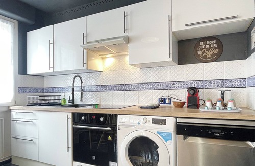 Reims Apartment | Le Central Perk, spacious, WiFi, Sauna, Netflix for 6 to 7 travelers, pets ok