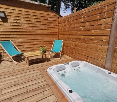 Troyes House | Le Chalet Champenois - Jacuzzi - Terrasse - Calme - Ciné Netflix