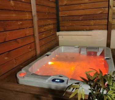 Troyes House | Le Chalet Champenois - Jacuzzi - Terrasse - Calme - Ciné Netflix
