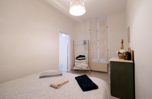 Old Town Apartment | Le Chat De La Cathédrale - Calme - Jardin - Wifi