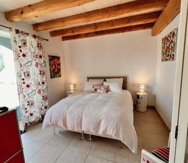 Saint-Medard Bed & Breakfast | Le Clos des Buis Chambre d'Hôtes Côté Cour