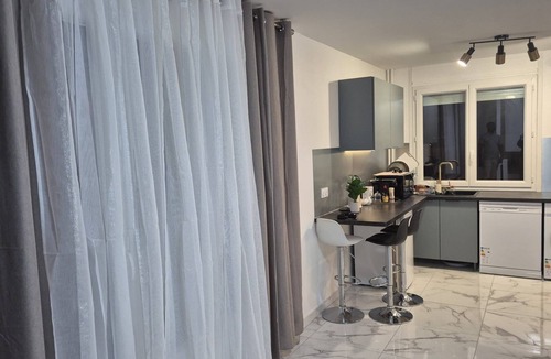 Troyes Apartment | Le Cocon : Bright studio 32m² + free private parking (rare). Near Stadium