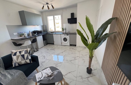 Troyes Apartment | Le Cocon : Bright studio 32m² + free private parking (rare). Near Stadium
