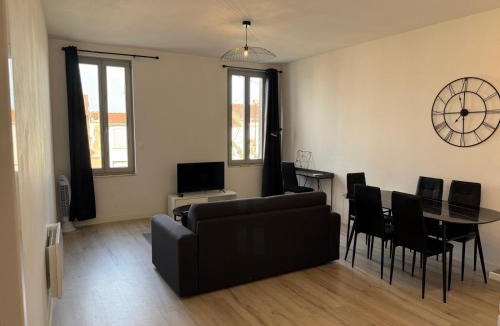 Castelsarrasin Apartment | LE DALLAS - 1 chambre, 1 canapé-lit, 1er étage, parking, 10min Canal du Midi
