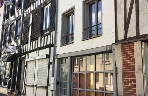 Chalons-en-Champagne Apartment | Le Flocmagny - Quiet garden level 2 steps from the city center