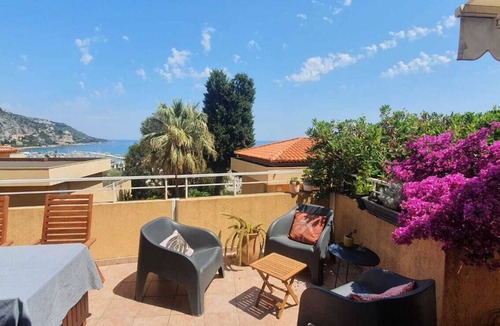 Menton Apartment | Le Garavan: Terrasse Sud, Jardin,piscine Privée,500m des Plages par Chemin Privé