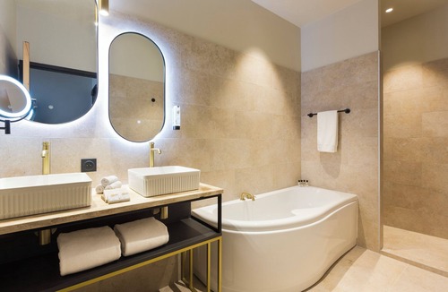 Quartier Administrations Hotel | Le Grand Hôtel Dieu by SOWELL COLLECTION
